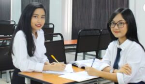 STI Myanmar University တွင်  University of Bedfordshire မှ တိုက်ရိုက်ချီးမြှင့်သော BEng (Hons) Architectural Engineering ဘွဲ့ကို 1st Class ဖြင့် အောင်မြင်ပြီးသူ မဇင်ပွင့်ဖြူ  ၊ မသူဇာအောင်တို ႔နှင့်  တွေ့ဆုံခြင်း