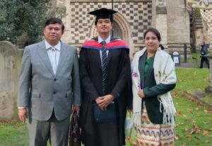 STI Myanmar University တွင်  University of Bedfordshire မှ တိုက်ရိုက်ချီးမြှင့်သော BA (Hons) Business Administrationဘွဲ့ဖြင့်အောင်မြင်ခဲ့သူ  မောင်ခန့်မင်းလွင်၏ မိခင်ဒေါ်နှင်းဆီနှင့် တွေ့ဆုံခြင်း