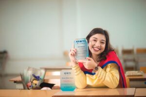 University of Bedfordshire (UK) မှ တိုက်ရိုက်ချီးမြှင့်သော    BA (Hons) Business Administration ဘွဲ့ကို 1st Class ဖြင့်အောင်မြင်ခဲ့ပြီး City Mart Holding Ltd တွင် “Merchandising Coordinator”  အဖြစ်  တာ၀န်ထမ်းဆောင်ရင်း MBA  တက်ရောက်နေသူ မခန့်ခန့်ကျော် နှင့် တွေ့ဆုံခြင်း